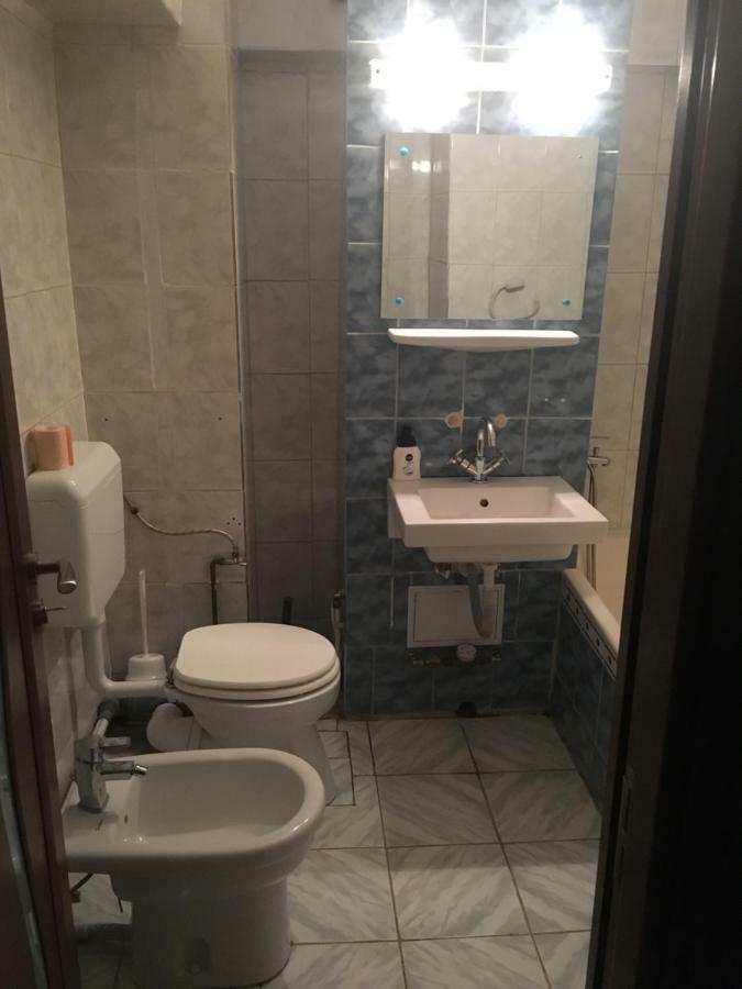 Tîrgu OcnaApartament Antoniaアパートメント エクステリア 写真