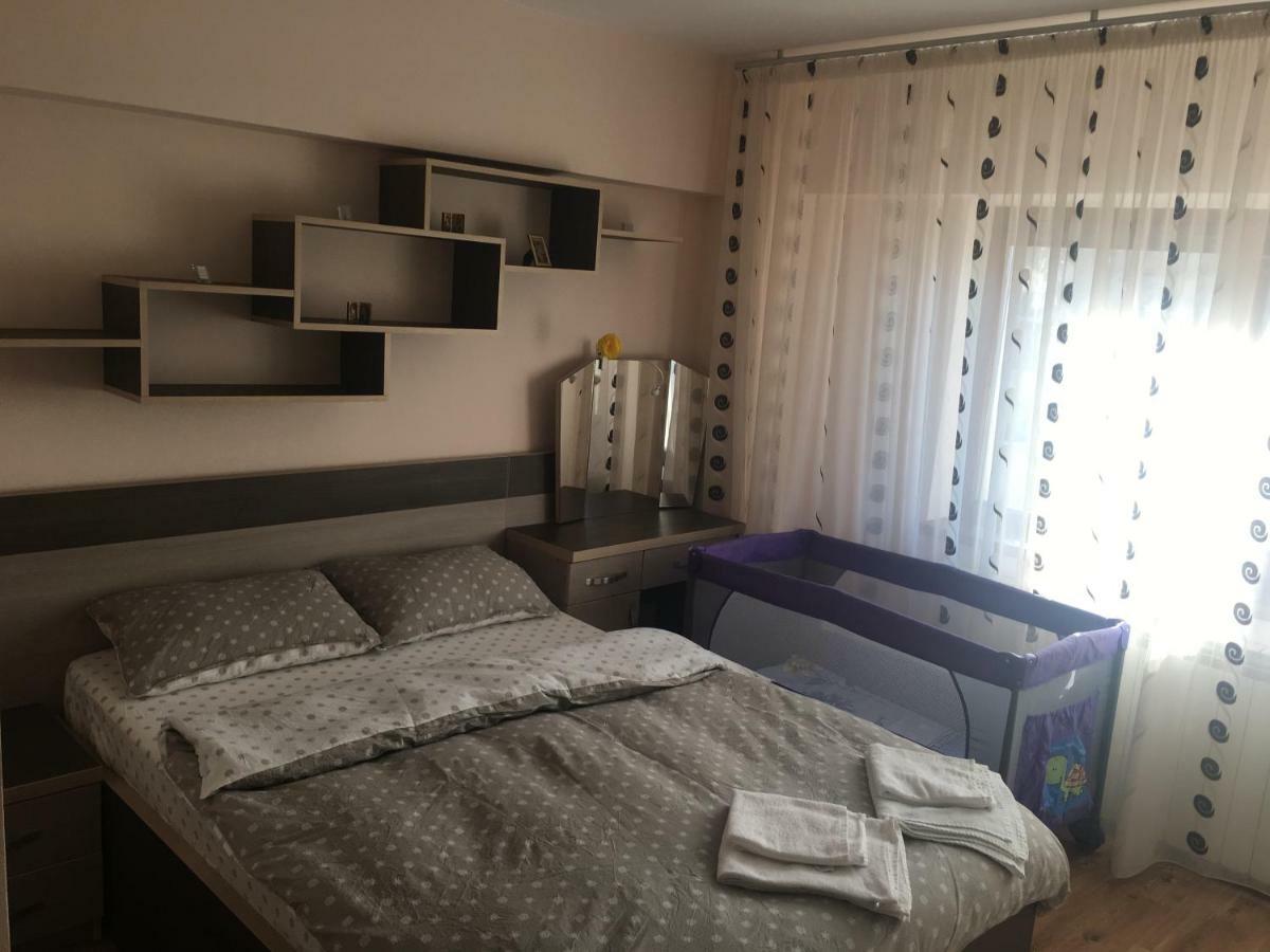 Tîrgu OcnaApartament Antoniaアパートメント エクステリア 写真